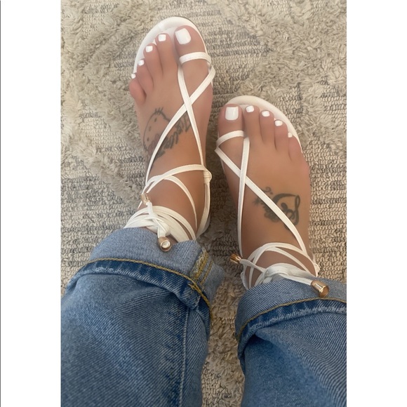 NWT!! White Toe Ring Gladiator Sandal - Picture 2 of 3